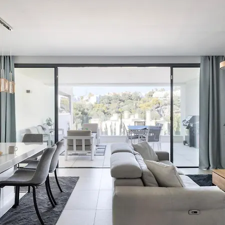 Grand Hideout, Artola Homes דירה *