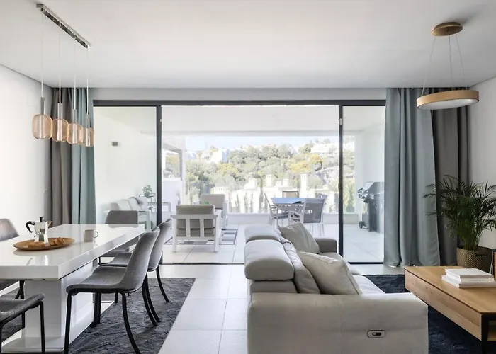 Grand Hideout, Artola Homes דירה *